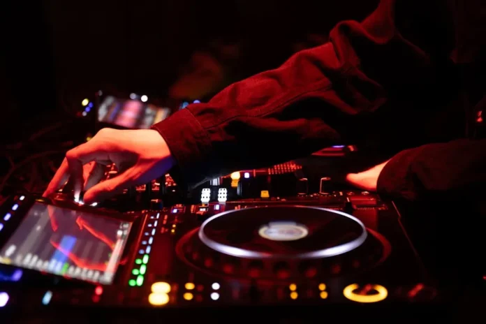 Audioman sedang mengatur Audio Mixer