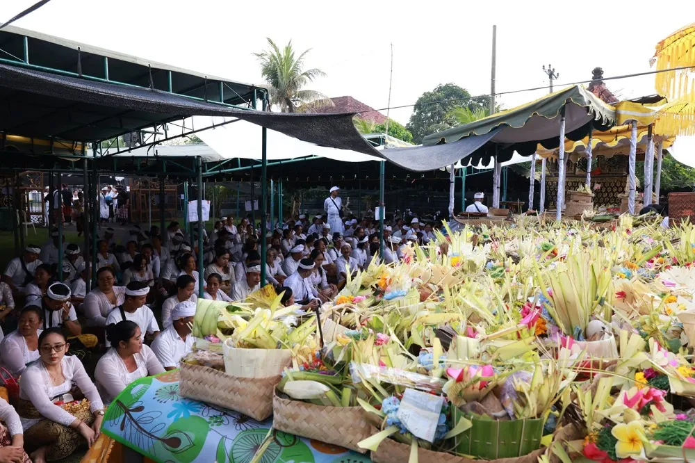 Ratusan warga mengikuti bayuh oton massal gratis