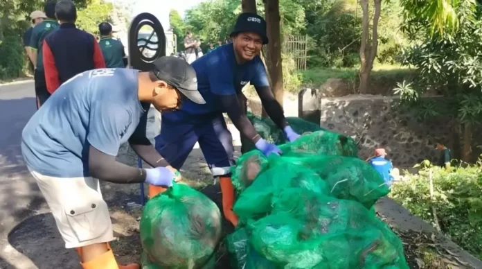 Pramuka Buleleng bersama DLH menggelar aksi bersih-bersih sampah plastik
