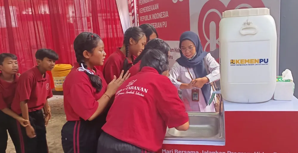 Siswi SRMP 17 mempraktikkan cara mencuci tangan dengan benar