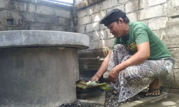 Lubang komposter tertutup berbentuk meja di halaman rumah warga Gianyar