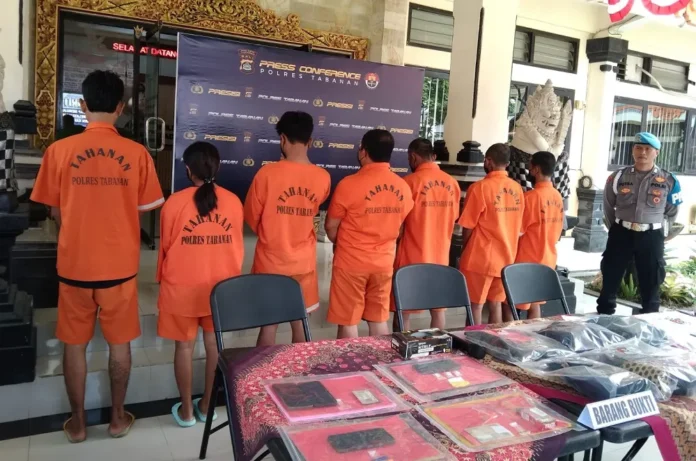 Pelaku pencurian dan barang bukti uang kepeng hasil curian