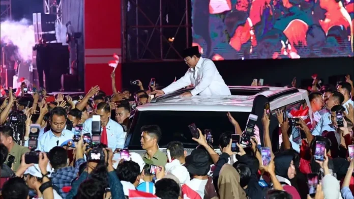 Presiden Prabowo Subianto menyapa warga