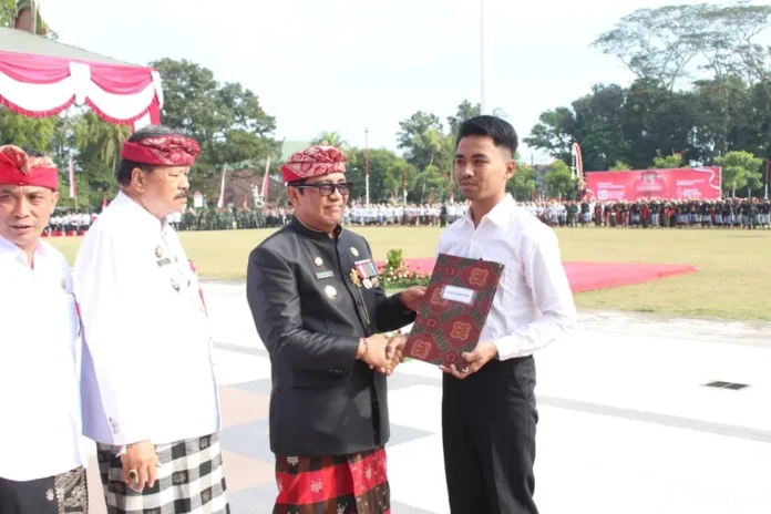 Bupati Tabanan menyerahkan remisi