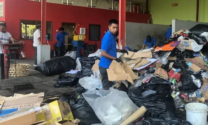 Pekerja memilah sampah plastik di TPST 3R Seminyak