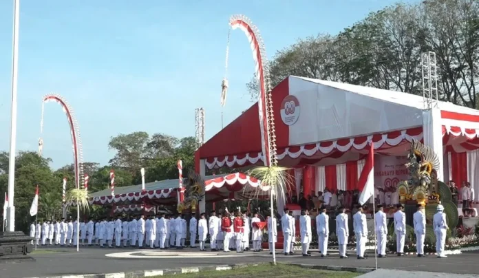 Wagub Giri Prasta Inspektur Upacara HUT ke-80 RI