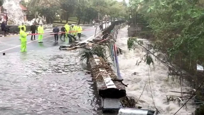 Banjir merusak pembatas jembatan di Tohpati