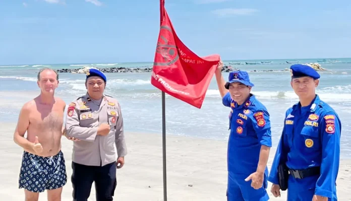Bendera Peringatan di Pantai