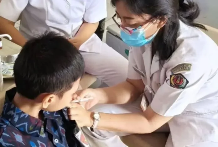 Siswa SD menjalani imunisasi