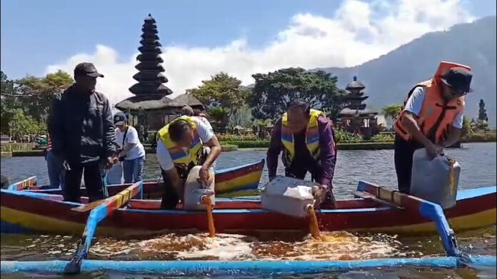 Ecoenzim dituangkan ke Danau Beratan