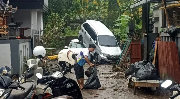 Mobil tersapu banjir