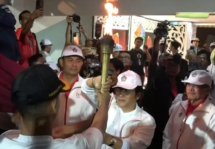 Penyerahan api obor Porprov Bali XVI