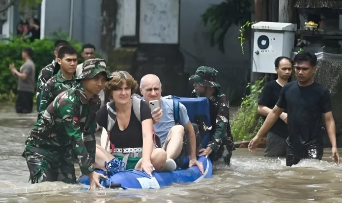 TNI evakuasi Wisatawan