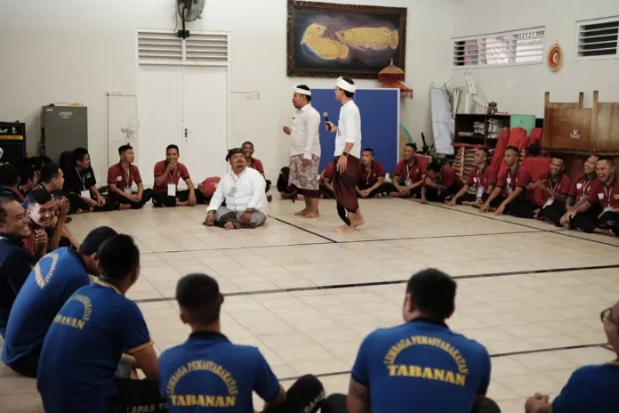 Warga Lapas Tabanan latihan Kecak