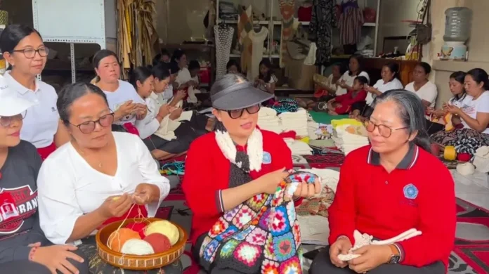 Bunda Rai saat Bungan Desa Pujungan