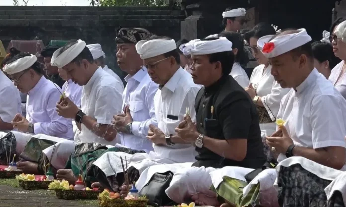 Koster sembahyang Tumpek Wariga Koster sembahyang Tumpek Wariga