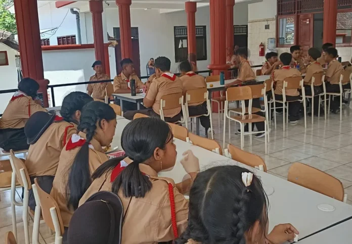 Makan siang bersama di SRMP 17 Bali