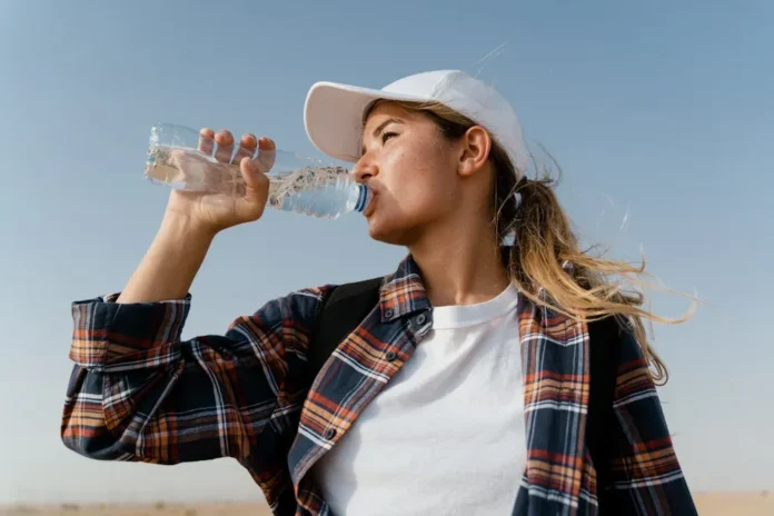 Minum air by MART PRODUCTION Pexels
