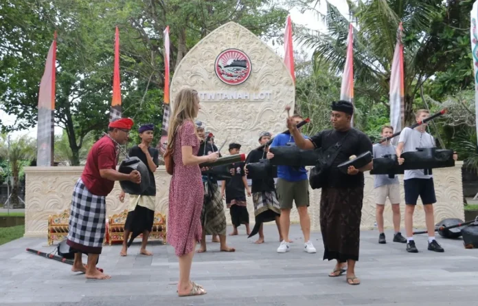 Wisatawan Belajar Okokan