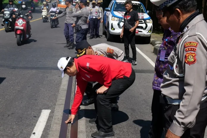 Wabup Dirga tinjau jalan licin