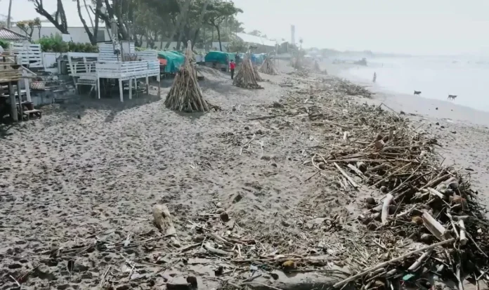 Sampah kiriman di Pantai