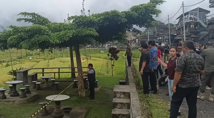 Satpol PP memasang police line