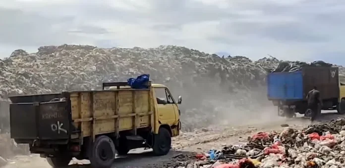 Truk bermuatan sampah di TPA Suwung