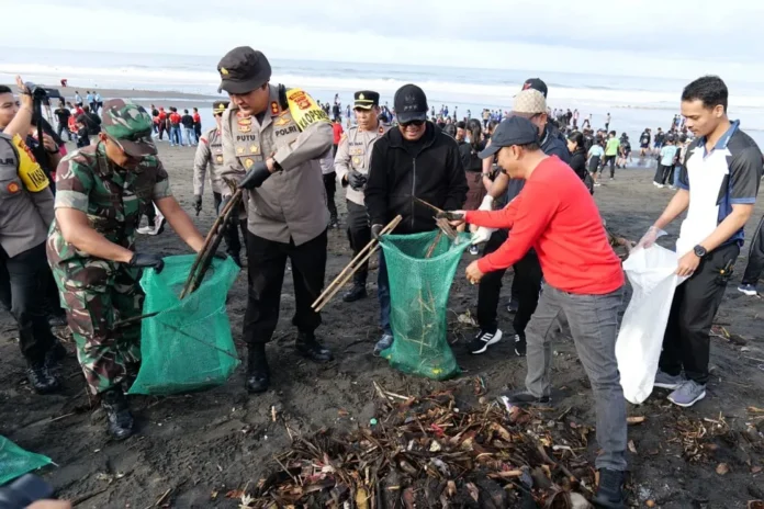 Aksi bersih pantai Yeh Gangga