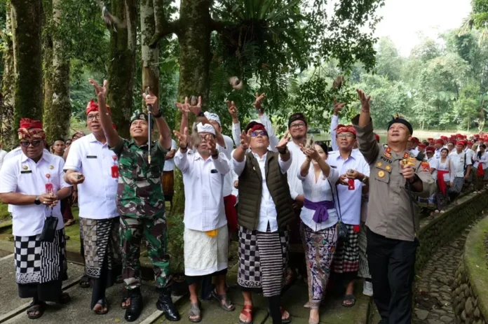 Pelepasan burung pada tumpek uye