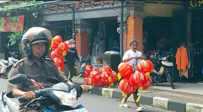 Pemasangan Lampion Tabanan