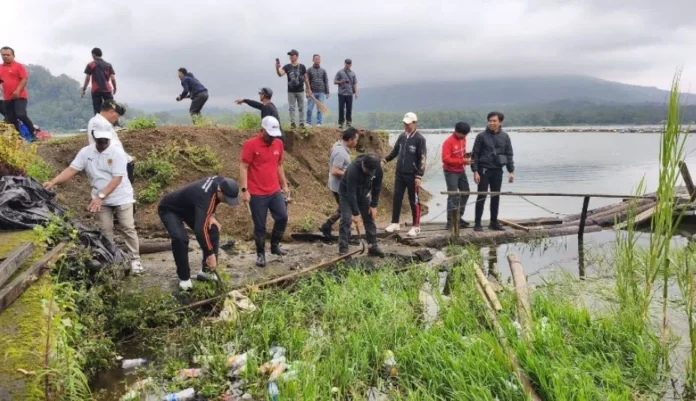 Aksi bersih Danau Batur