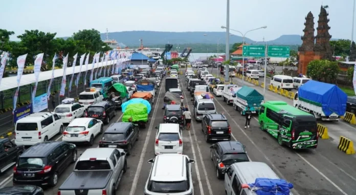 Antrean di Gilimanuk