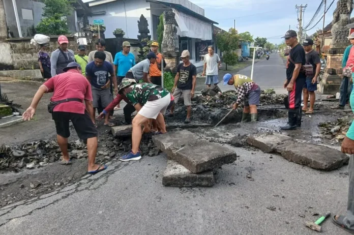 Perbaikan jalan Kelating