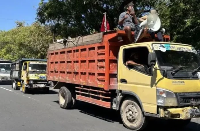 Aksi Demo Truk Sampah