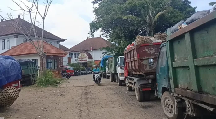 Antrian truk sampah