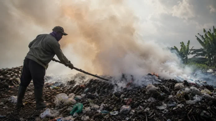 Membakar sampah