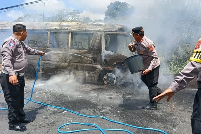 Minibus terbakar